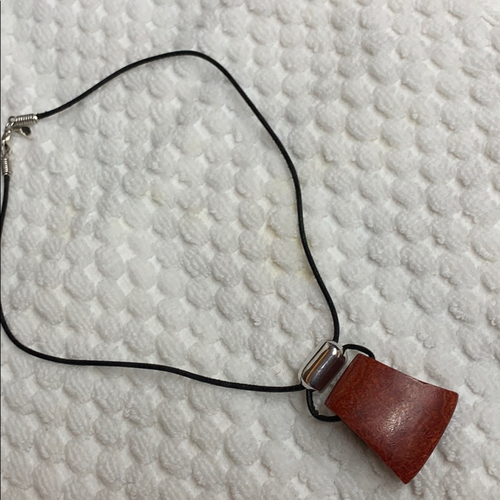 Silpalda leather necklace with petrified coral